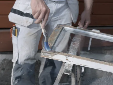 Mal vinduene utendørs med Beckers maling. Eksteriørmaling i alle farger