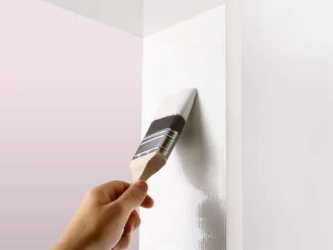 Mal tre og panel med Beckers maling for innendørs treverk.