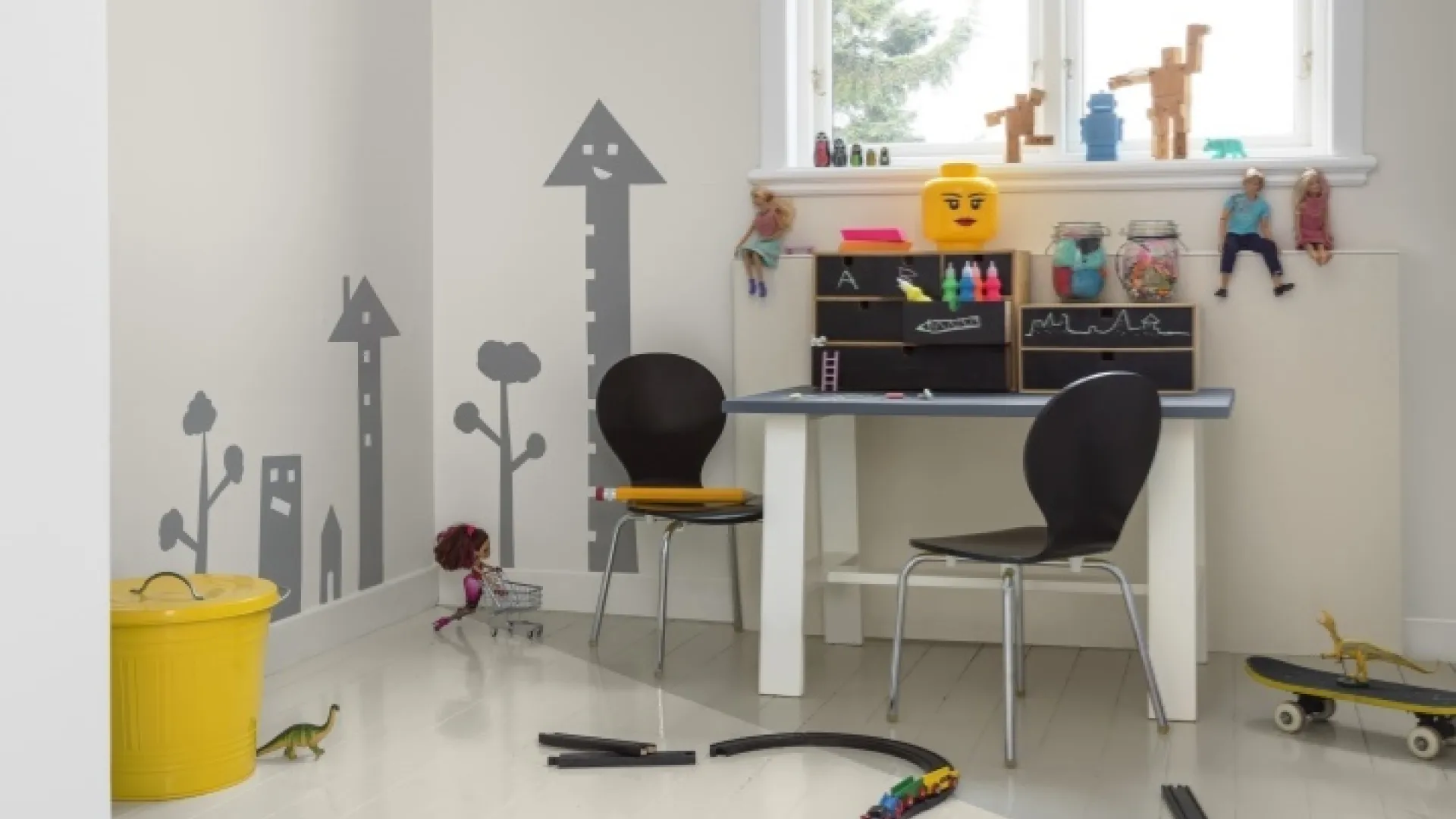 Barnerom malt med sjablonger og kreative løsninger. Beckers maling. hobbyrom. DIY barnerom