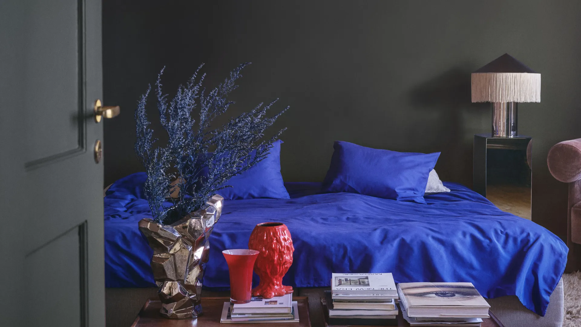 Mal soverommet med beckers maling til innendørs maleprosjekt. Rosa soverom