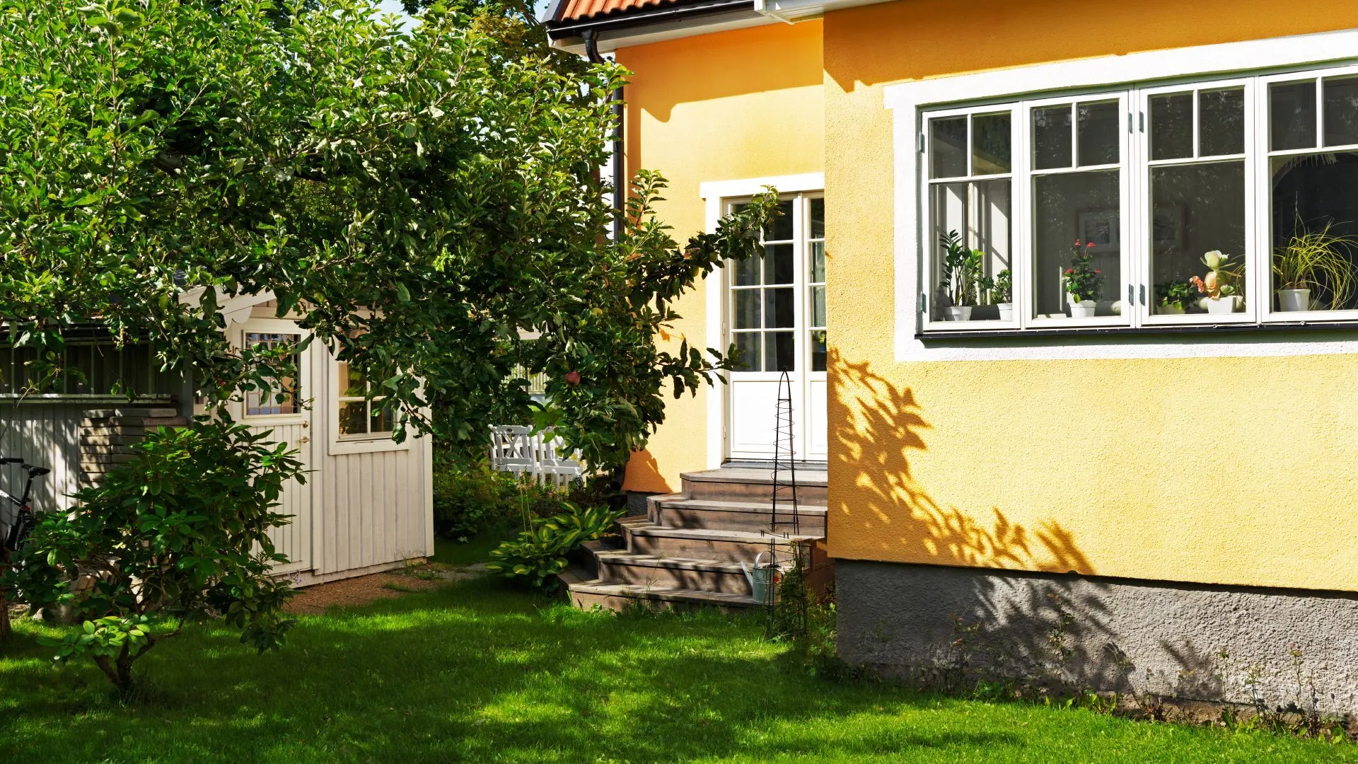 Fargevalg på grunnmuren er viktig. Velg riktig maling fra Beckers. Utendørsfasade