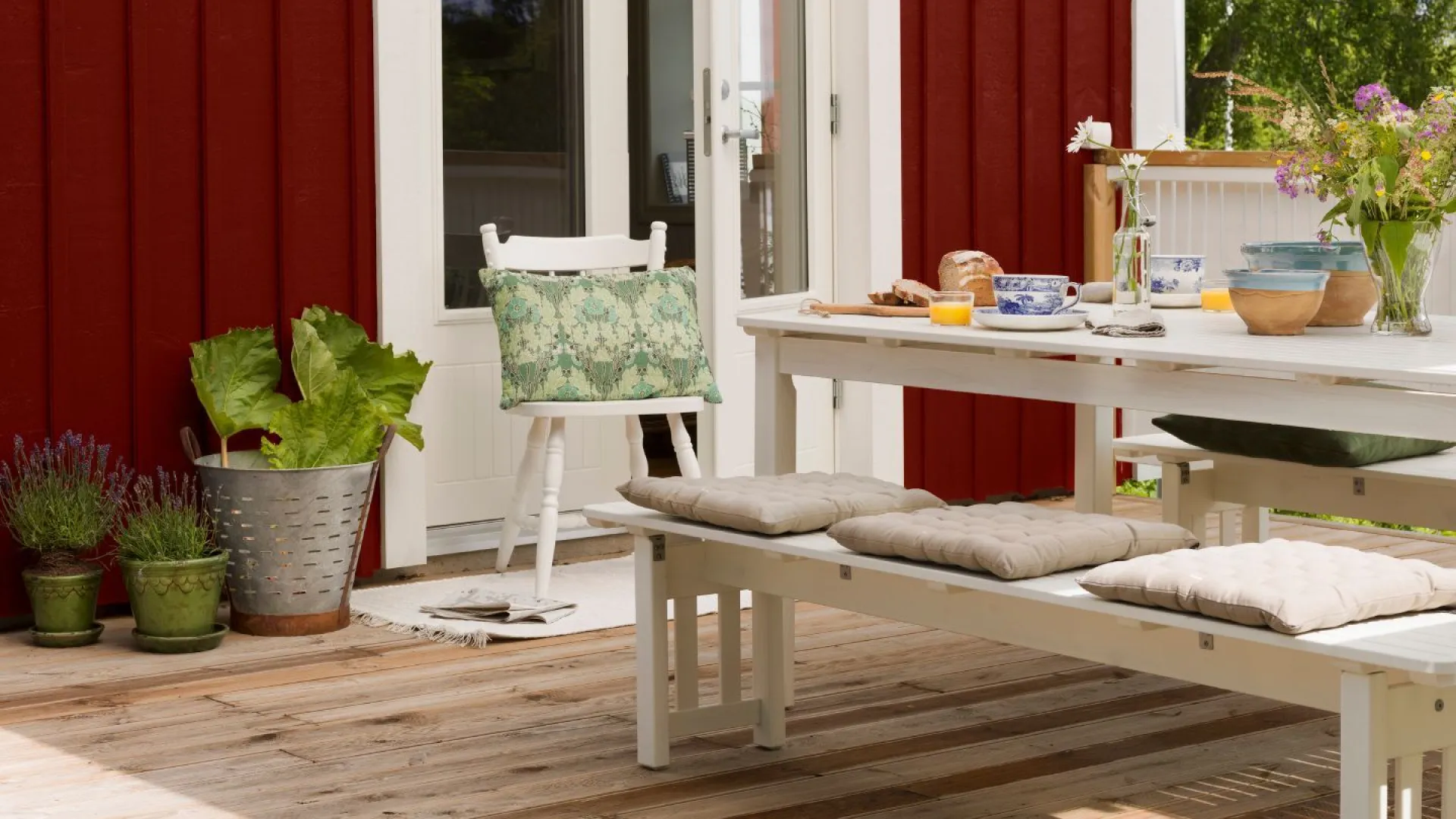 Fargetrender utendørs. Rødt hus malt i Beckers utendørs fasademaling