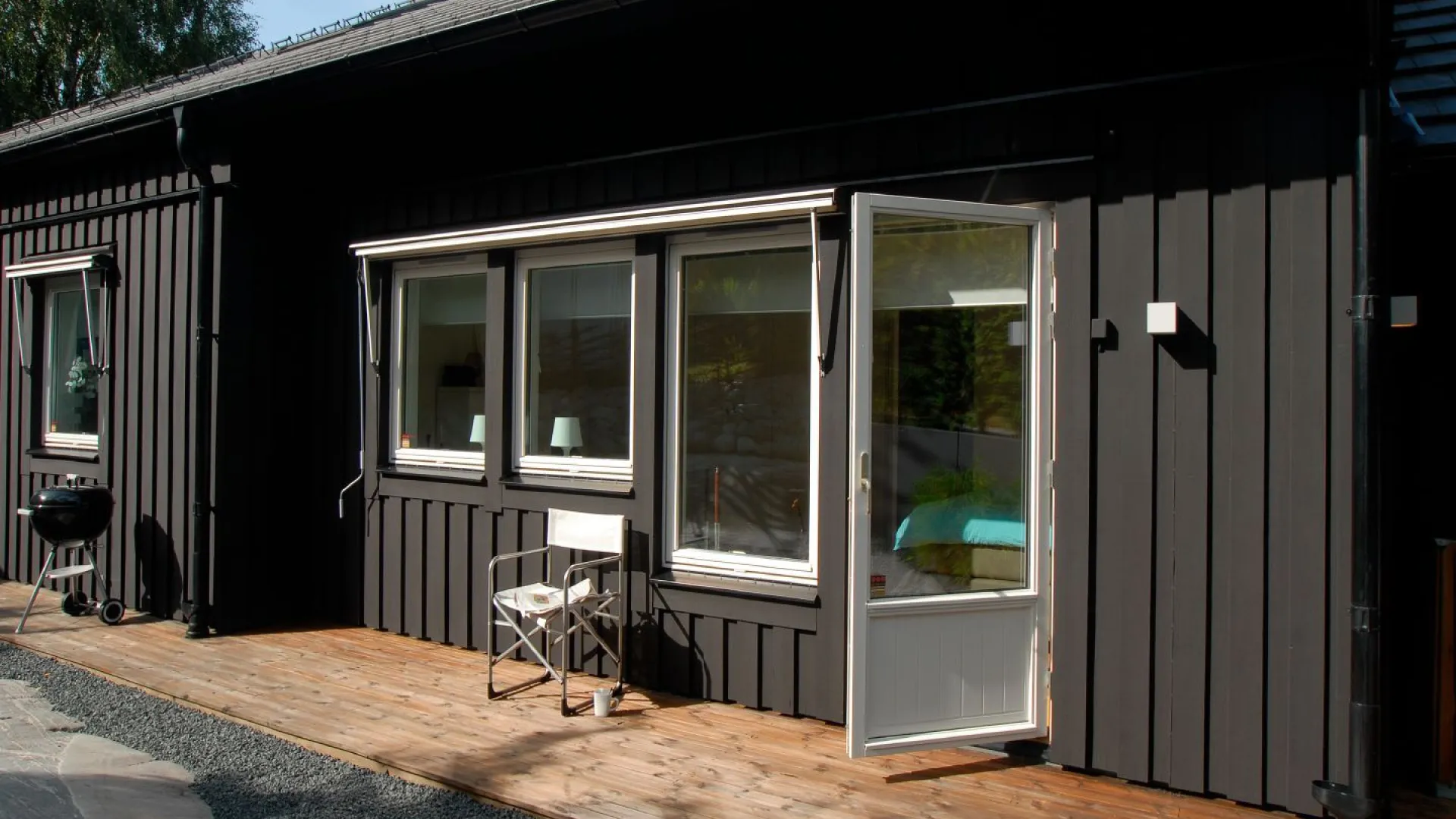 Fargetrender utendørs. Mal huset sort eller svart, få inspirasjon fra Beckers