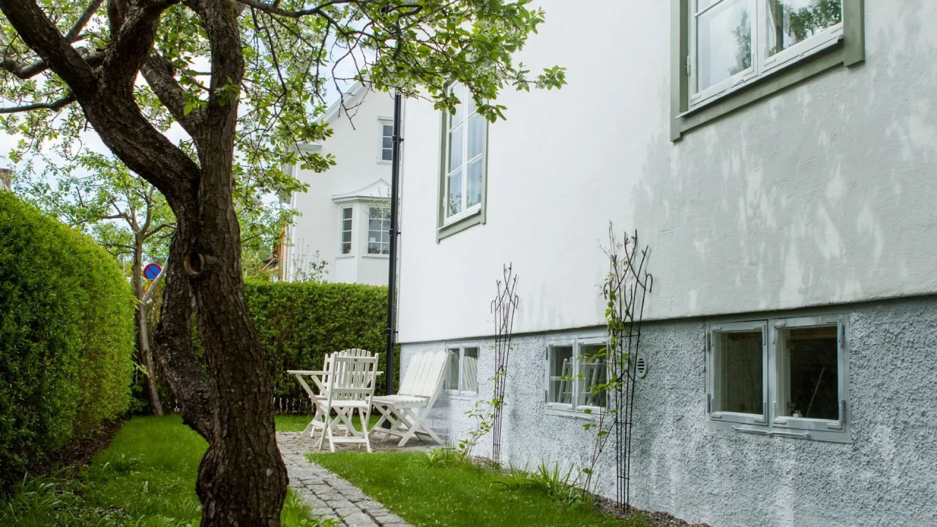 Fargevalg på grunnmuren er viktig. Beckers Utendørs fasademaling til grunnmur