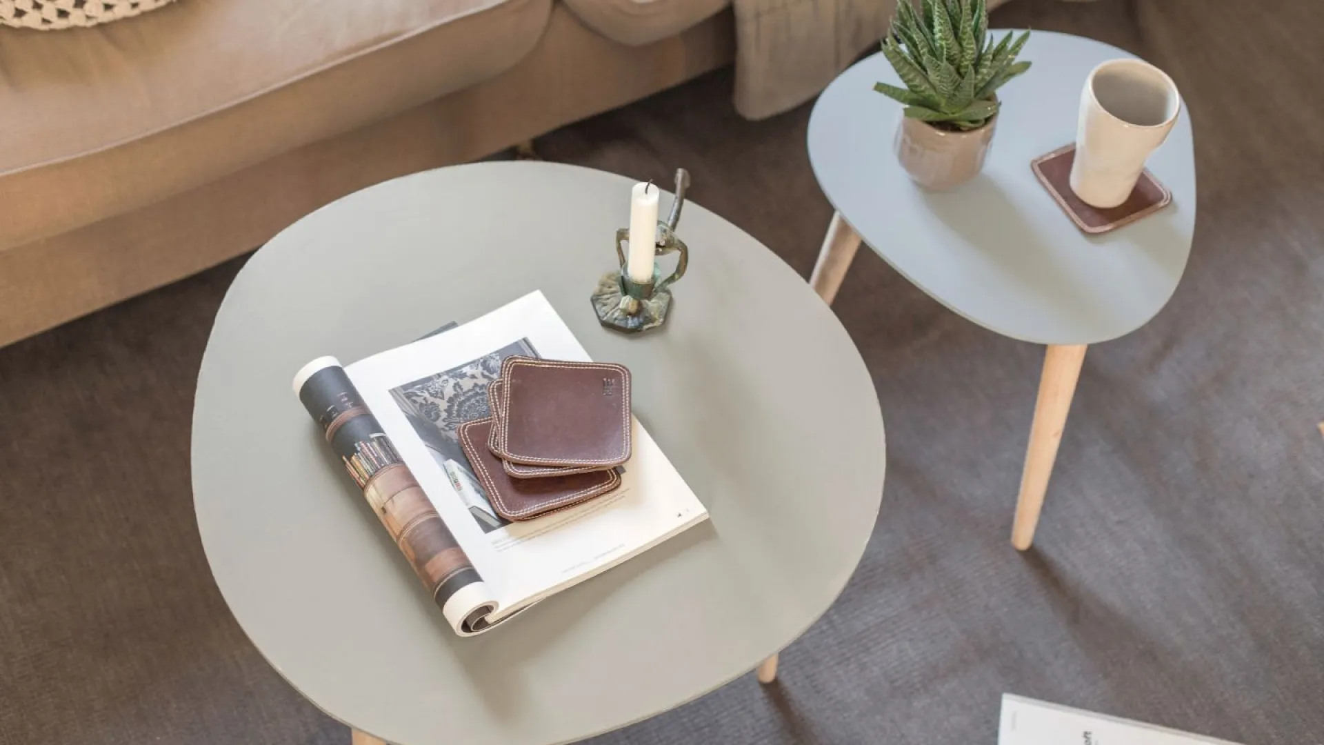 Vi maler og henter de grønne tonene i stuen, i samsvar med andre naturlige farger.