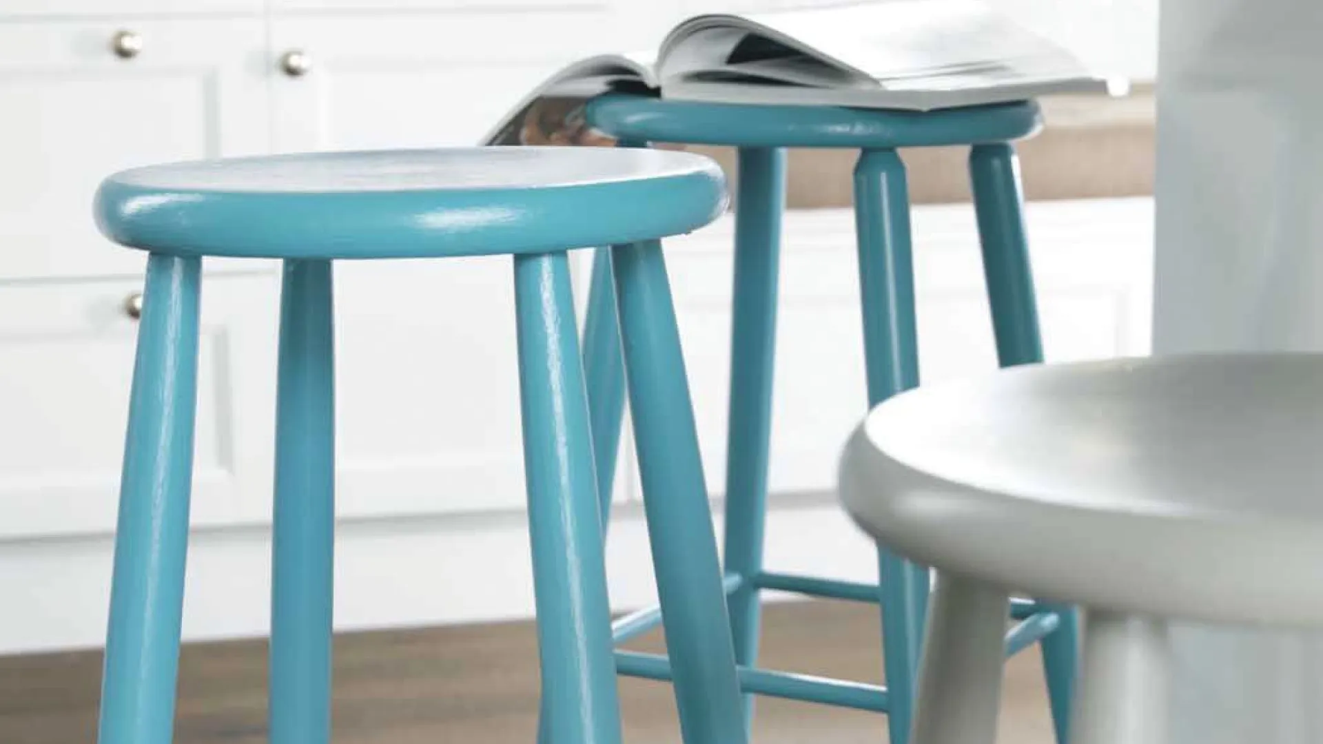 mal møbler med trendfarger