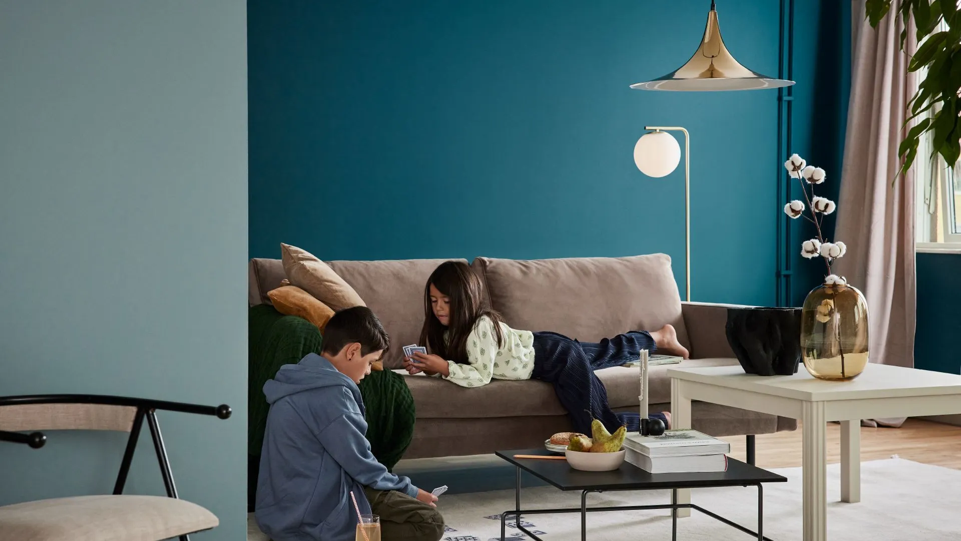 Beckers trendfarger 2022, blå og grønne toner i stuen og hverdagsrommet. mal fargerikt