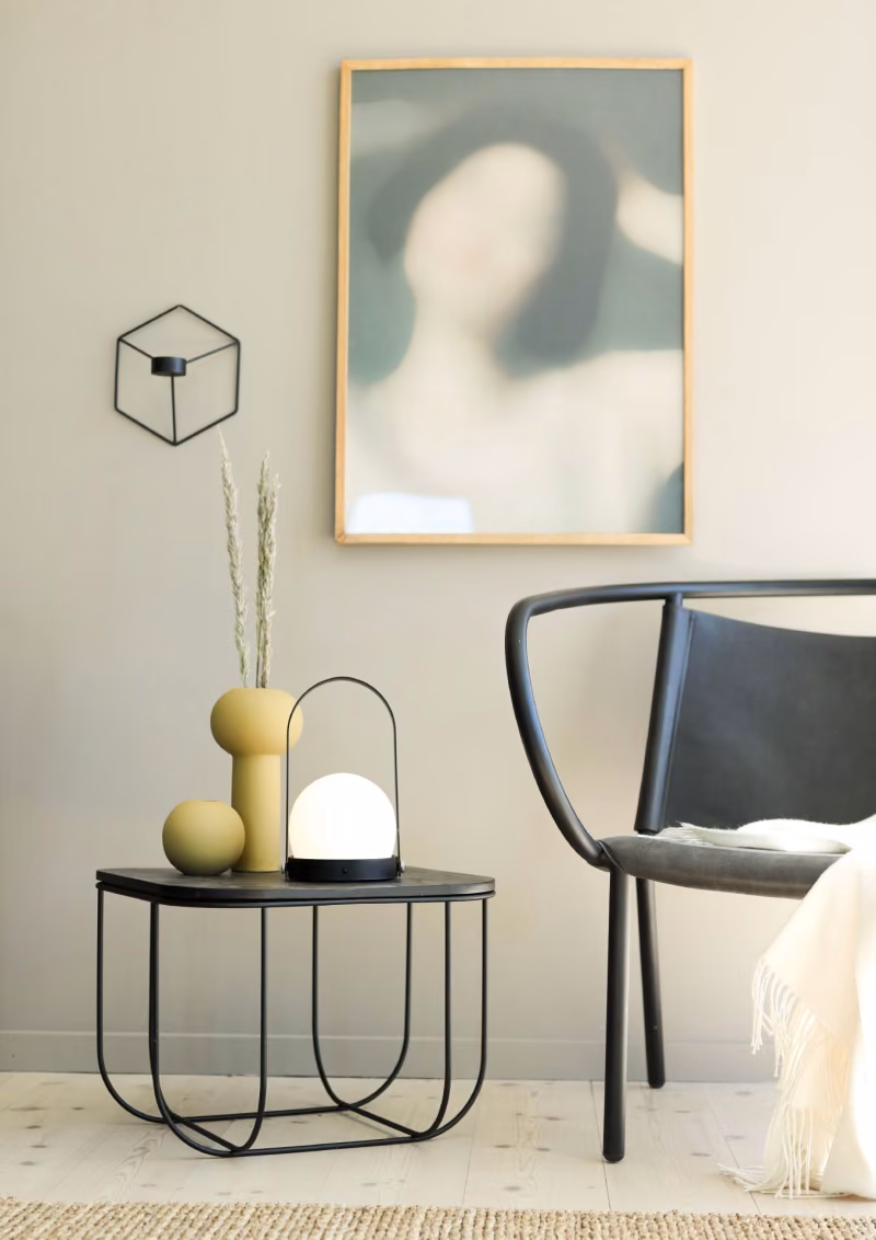 Beckers Grotta er en av våre trendfarger. En dus grå beige farge som er lun til stue og spisestuen. Mal stue eller kjøkkenet i varme toner.
