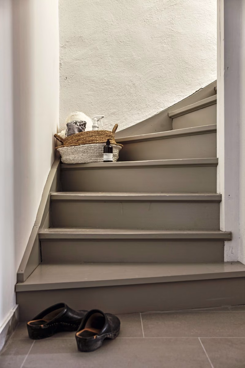 Inspo til oppussing av trappoppgang fra beckers maling