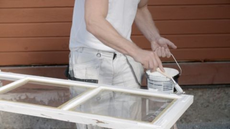 før du maler utendørs må du huske å vaske grundig vinduer og hus. med Beckers husvask og grunning